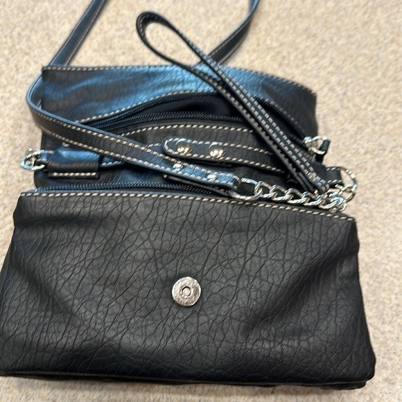 Nine West Crossbody/wristlet CB strap removable, pebbled black man-made leather - Picture 4 of 10